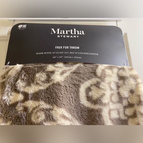 Martha Stewart ❤️Super Soft Cozy Faux Fur Throw 50" X 70”NWT - Picture 3 of 10